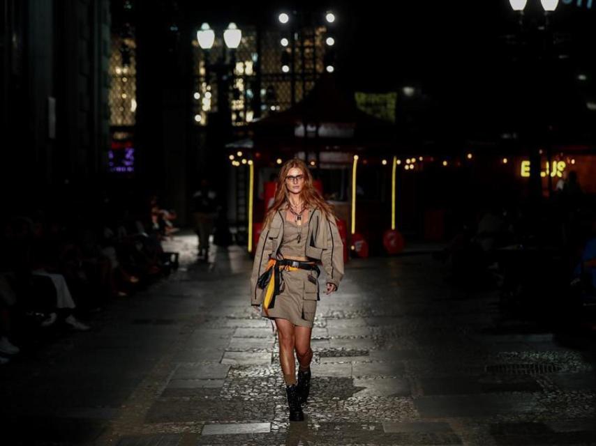 Modelo desfilando en Sao Paulo para la firma Ellus.