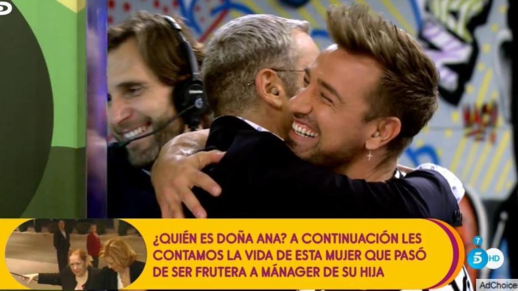 Jorge Javier felicita a Rafa Mora tras presentar la primera hora de 'Sálvame'.