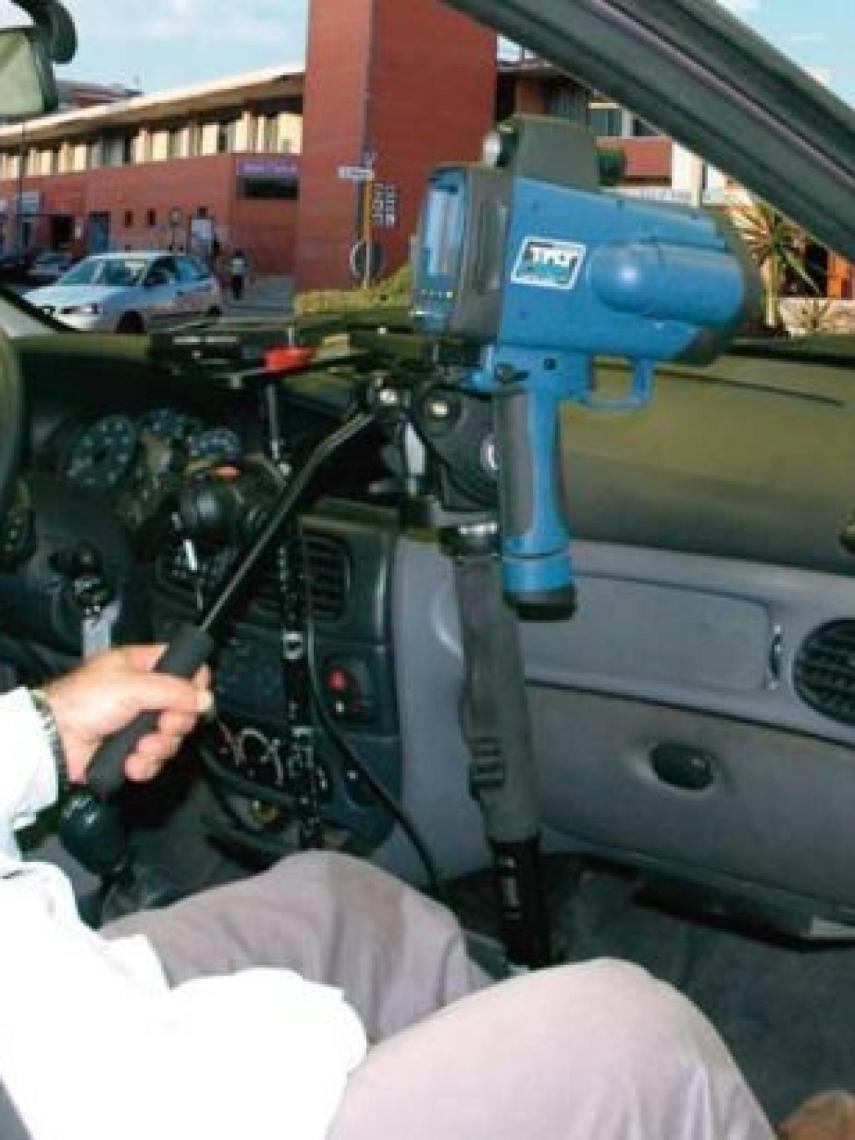 Puede usarse tanto de manera fija como en un vehículo móvil