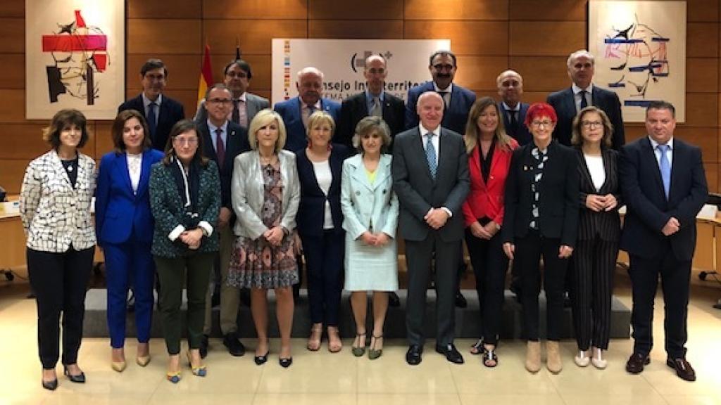 Foto de familia de los consejeros de Sanidad y de la ministra, María Luisa Carcedo.