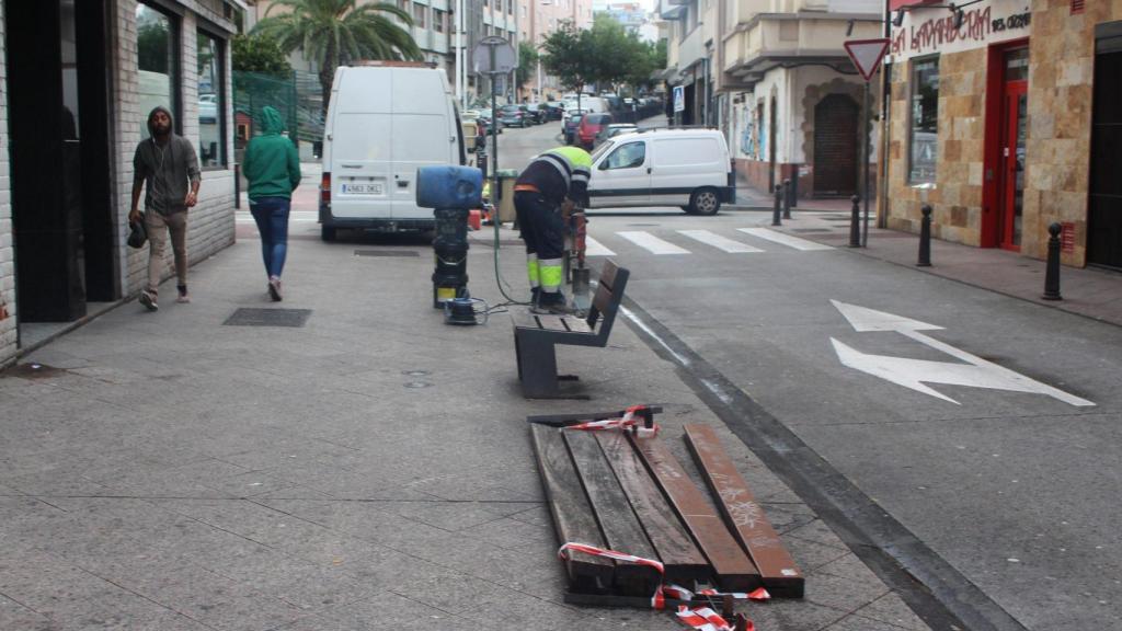 Banco roto e instalación de nuevos bolardos