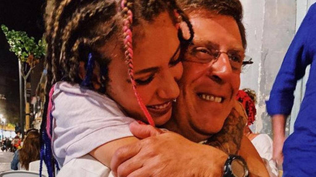 Valeria Quer, junto a sus padres.