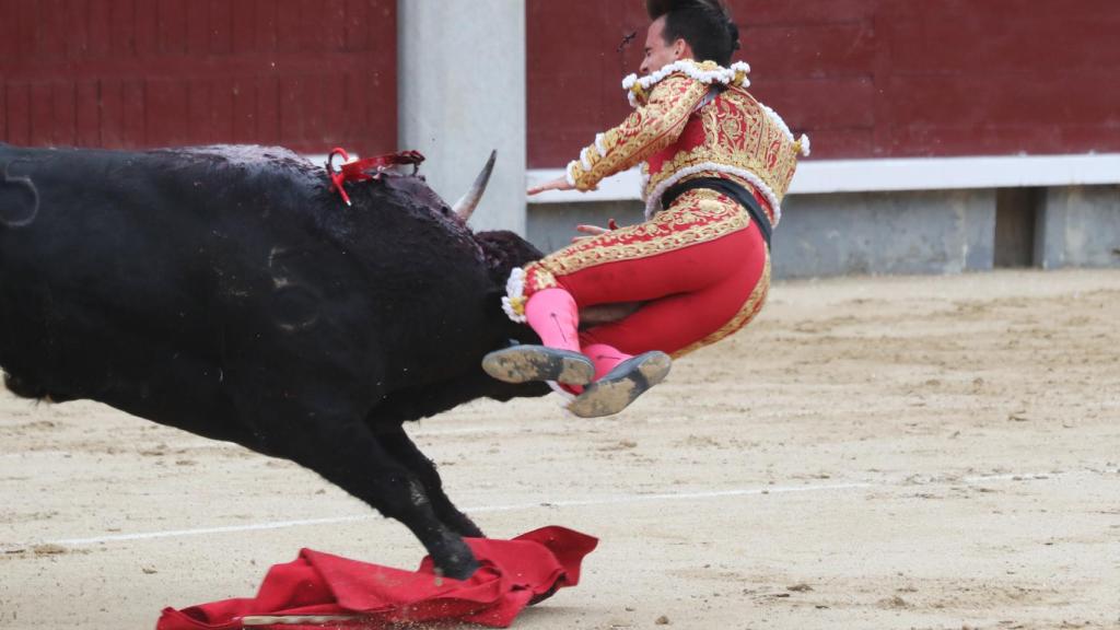 Gonzalo Caballero en el momento de la cornada.