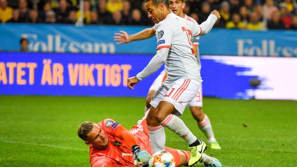 Olsen gana la batalla a Thiago Alcántara en el Suecia - España