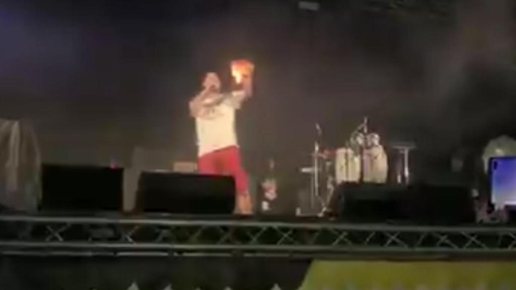 Pablo Hasél quema una bandera de España en apoyo a Valtònyc.