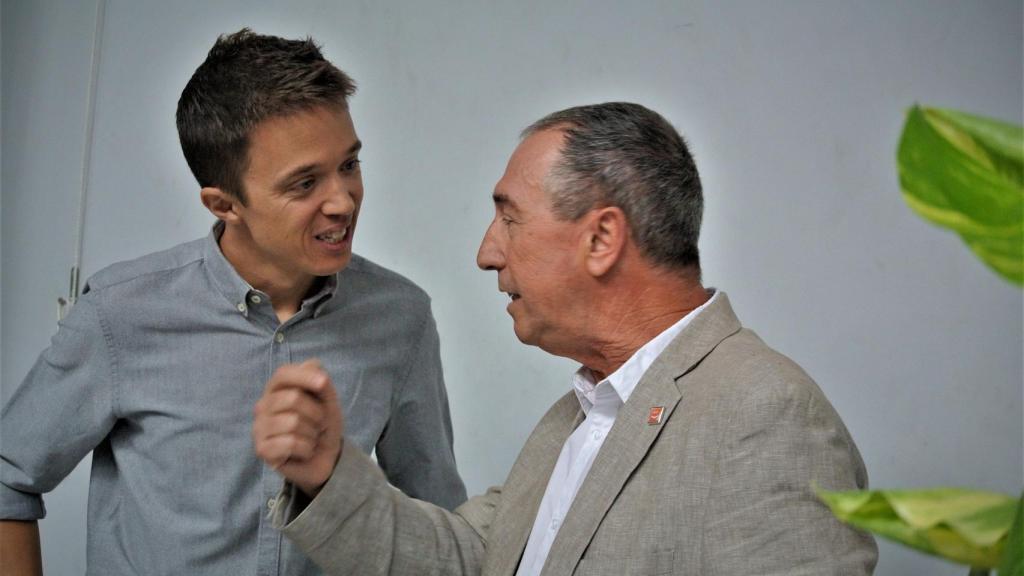 Íñigo Errejón (Más País) y Joan Baldoví (Compromís), charlan al acabar el acto de presentación de candidaturas para el 10-N.
