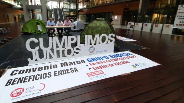 Los secretarios generales de UGT, CCOO y SIE, encerrados en la sede de Endesa a mediados de octubre.