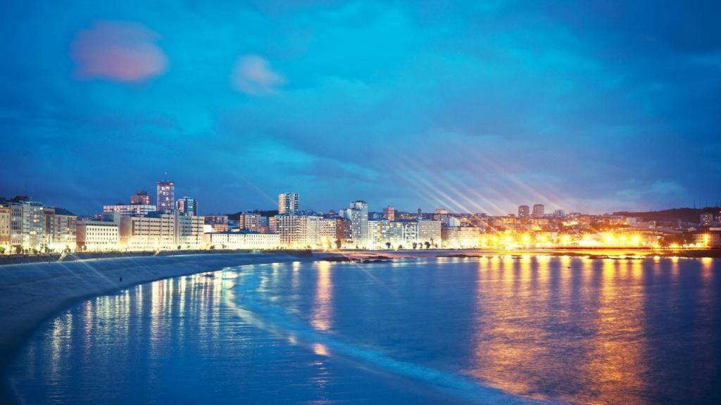 La bahía de A Coruña de noche.