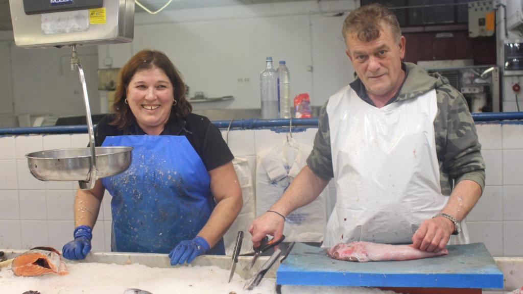 Mari Carmen y Manolo, en uno de los puestos que resisten