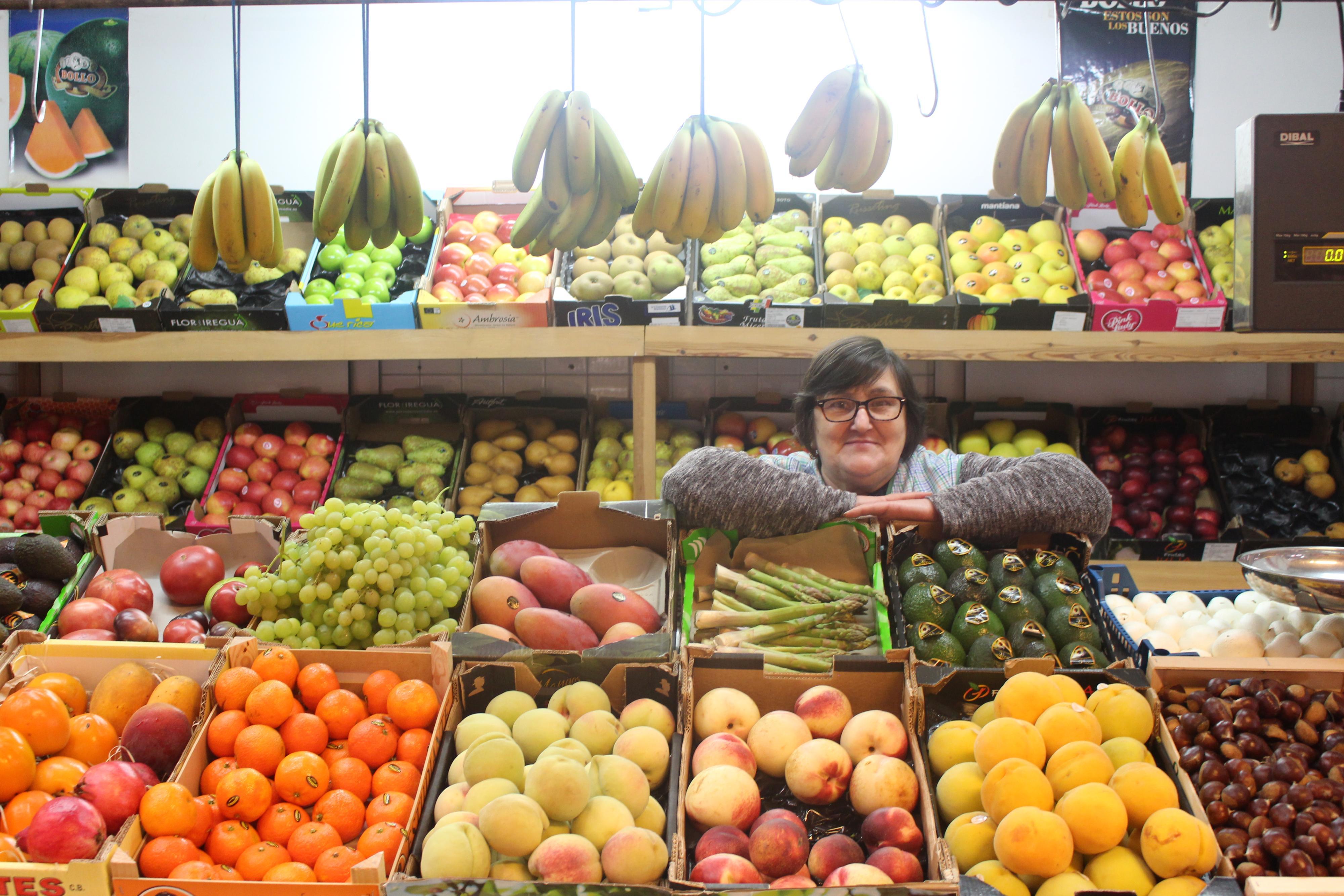 Maruja, en el puesto que lleva 40 años vendiendo fruta (AN)