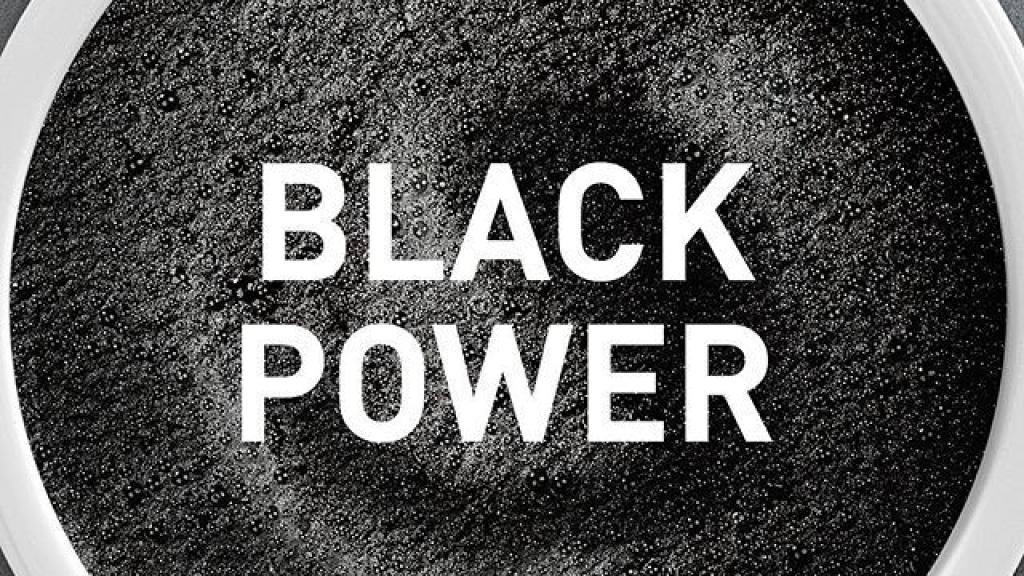 El carbón activado y las microesferas volcánicas le aportan un intenso color negro.