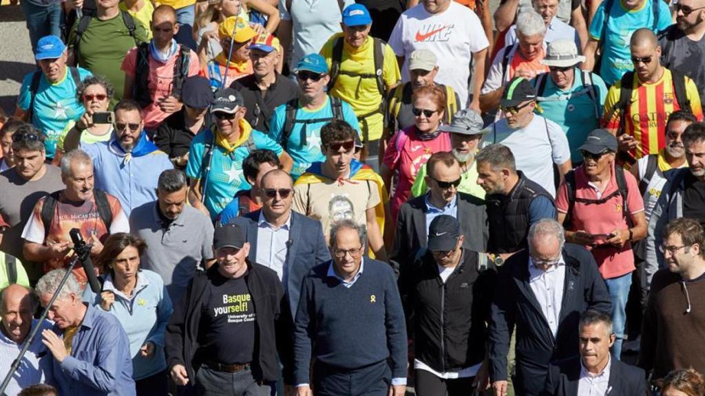Quim Torra (c), junto a los simpatizantes independentistas y el 'exlehendakari' Juan José Ibarretxe
