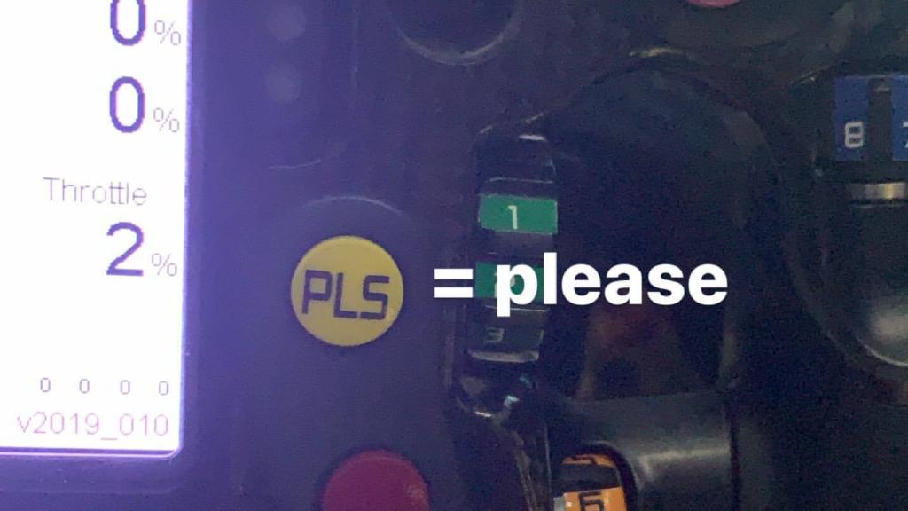 El botón 'pls' del volante de Carlos Sáinz