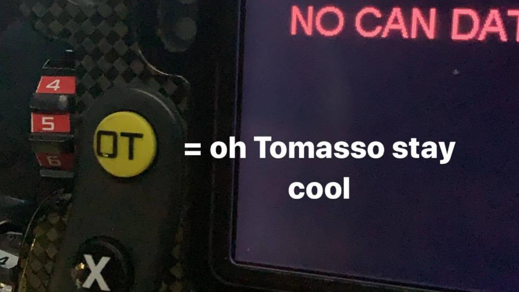 El botón 'ot' del volante de Carlos Sáinz