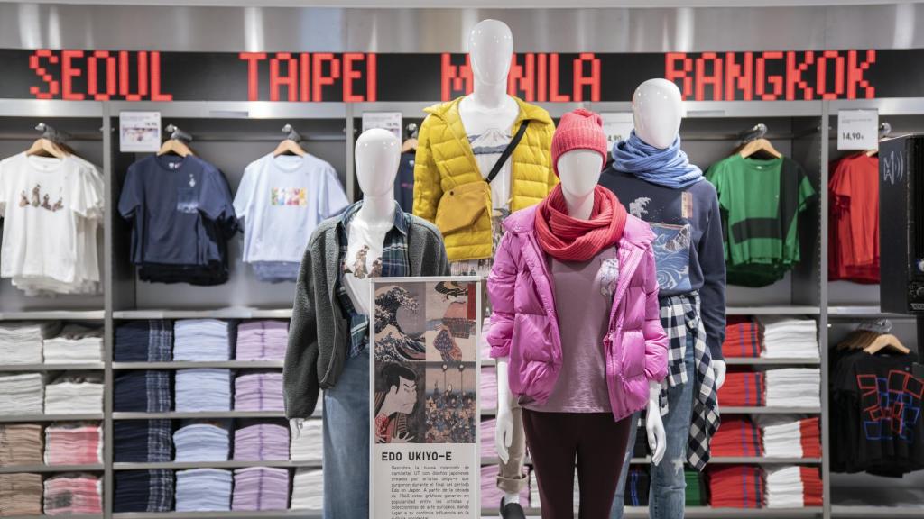 Plumas ligeros y camisetas gráficas en la tienda madrileña de Uniqlo.