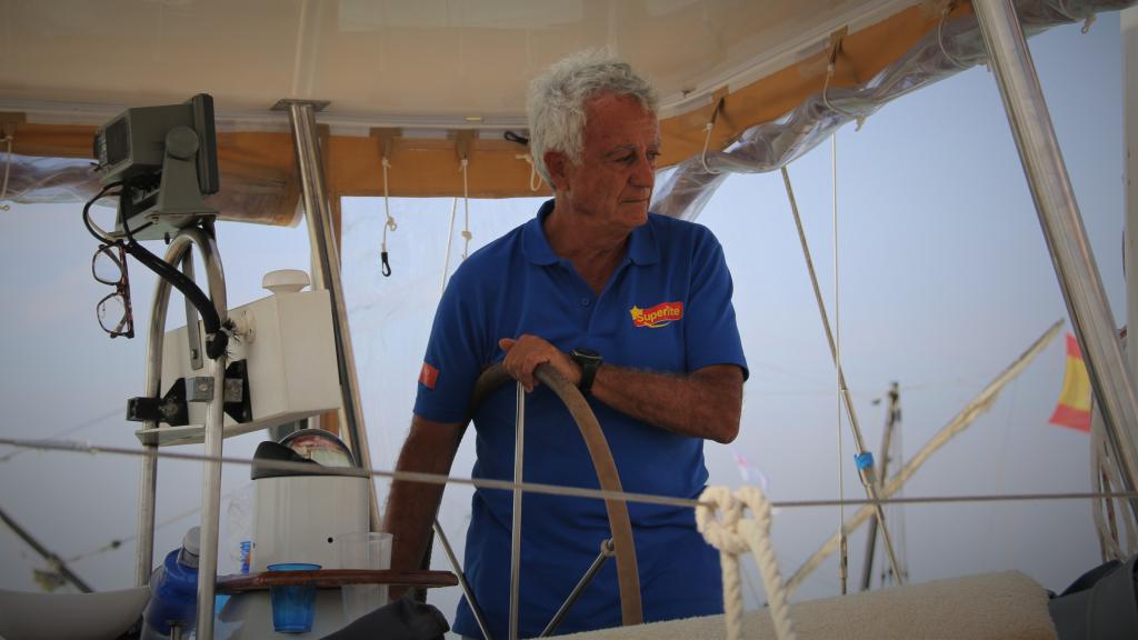 José Solá capitaneando el velero le la expedición 'A vela tras la estela de Juan Sebastián Elcano'.