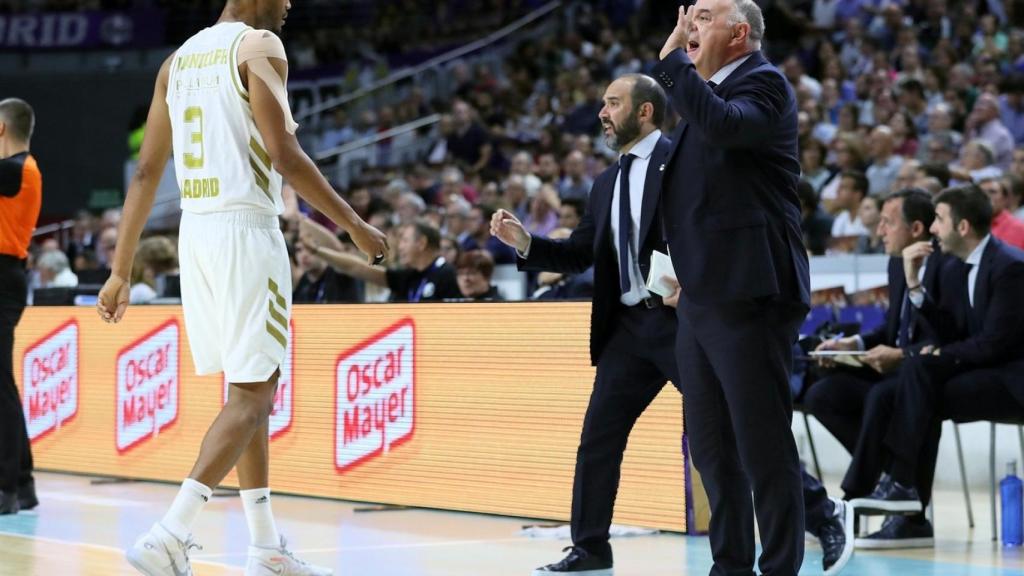 Pablo Laso y Anthony Randolph, durante un partido del Real Madrid