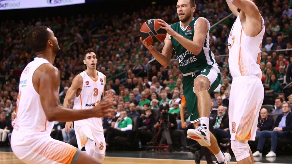 Lekavicius intenta un lanzamiento a canasta durante un partido de la Euroliga