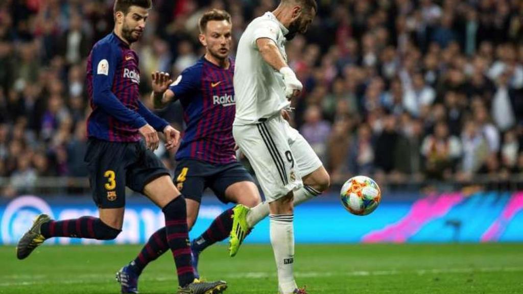 Benzema junto a Piqué y Rakitic durante un Clásico