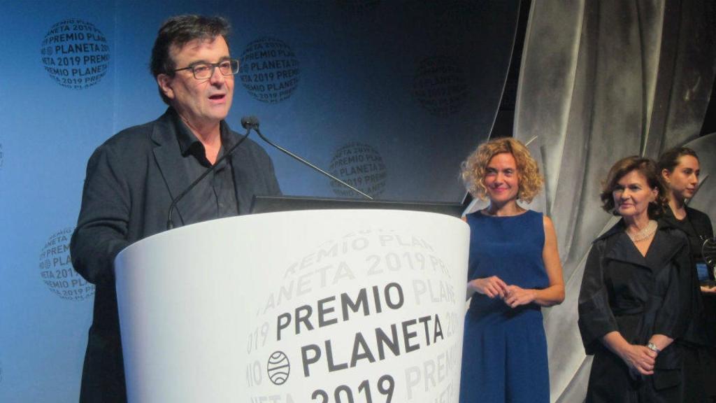 Javier Cercas en su discurso del Premio Planeta 2019. Abajo Manuel Vilas