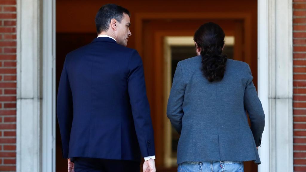 Pablo Iglesias entra al Palacio de la Moncloa junto a Pedro Sánchez.