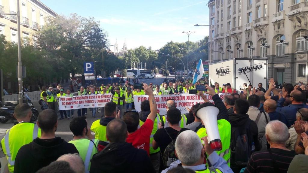 Centenares de personas se concentraron frente al Congreso en defensa de la central de As Pontes (A Coruña).