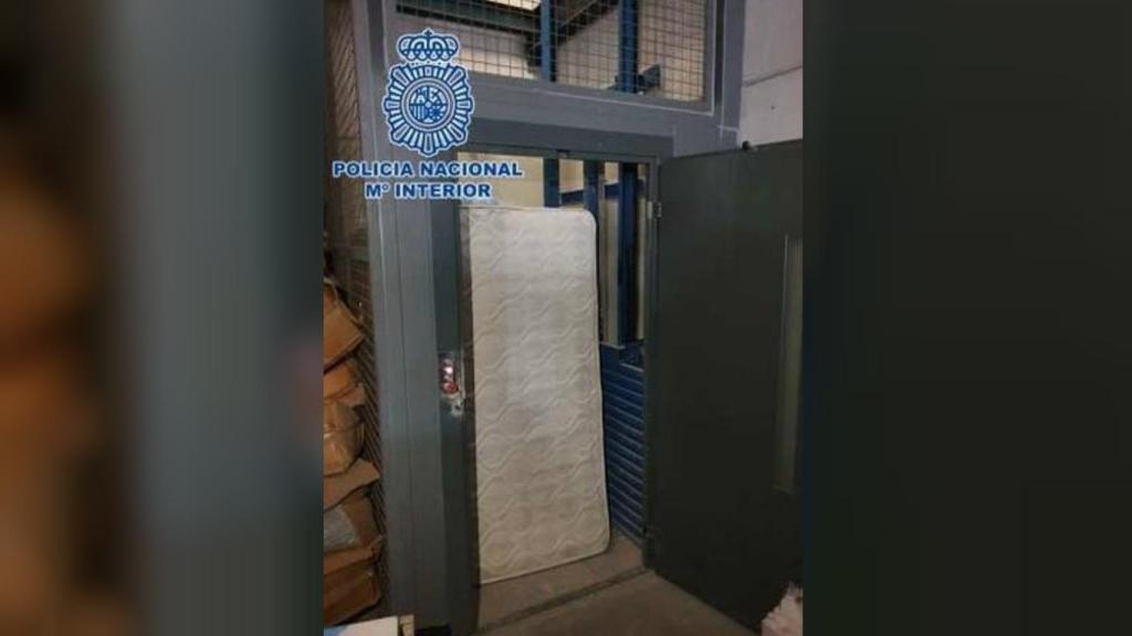 El hombre permaneció durante cinco días en un montacargas, luego fue liberado en el polígono Cobo Calleja.