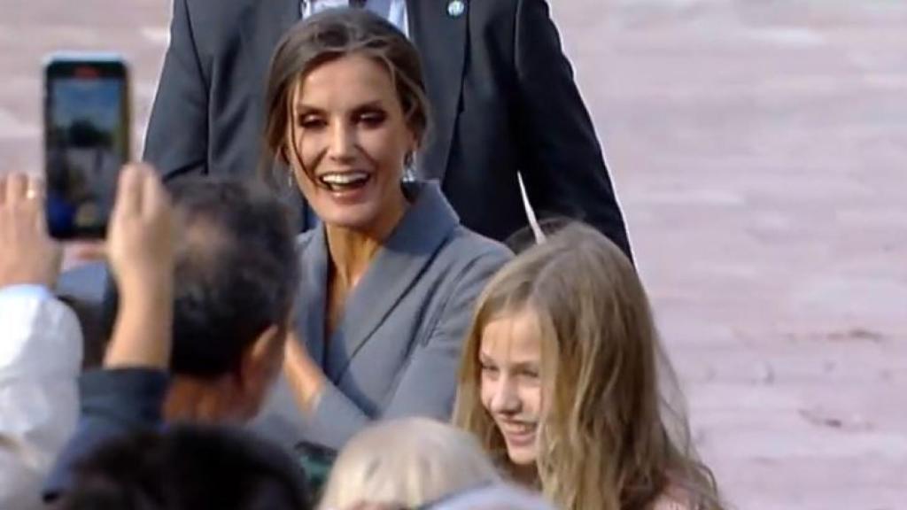 La reina Letizia, muy sonriente saludando a sus paisanos ovetenses.