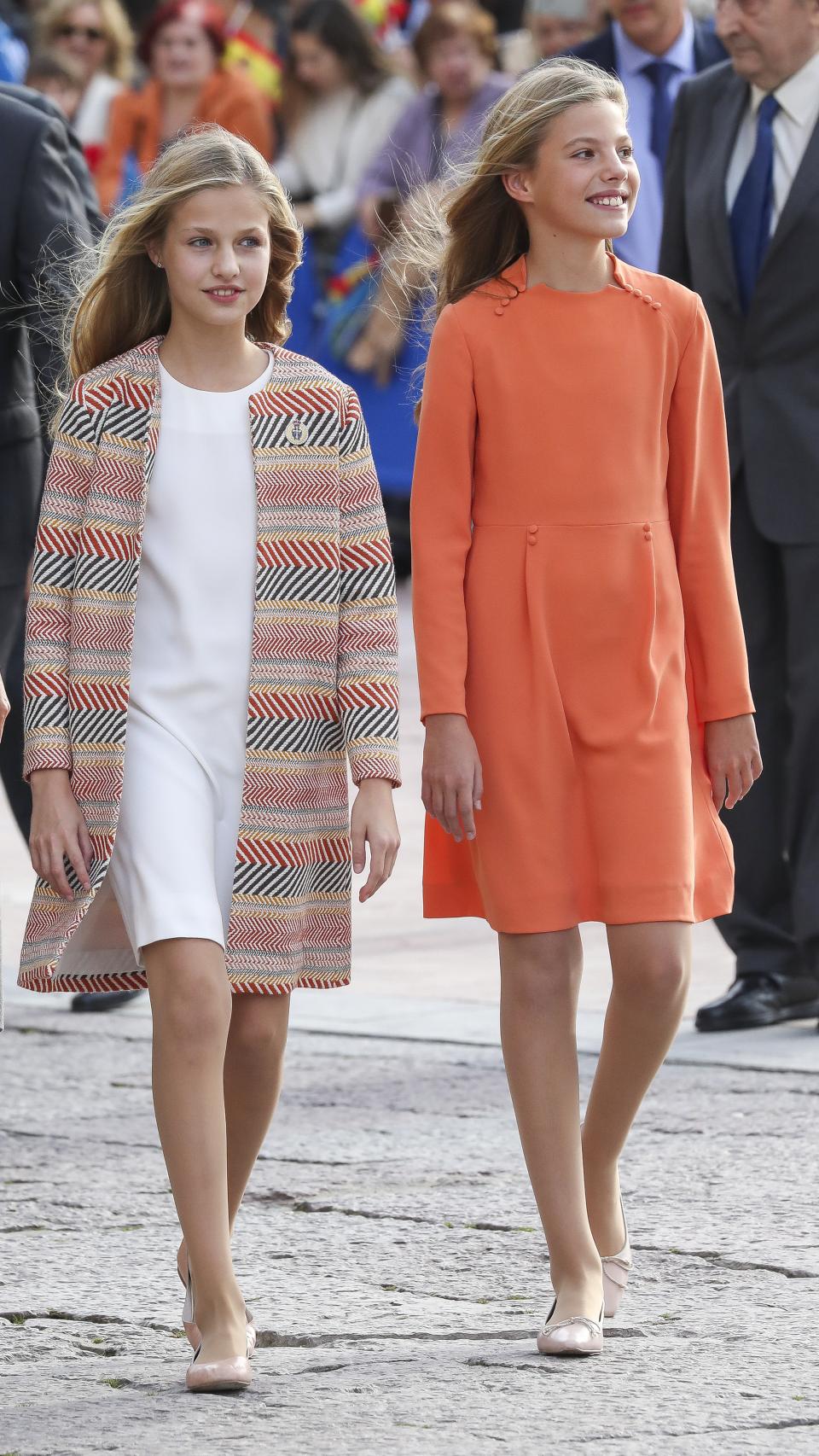 Las infantas Leonor y Sofía en la plaza de Alfonso II el Casto en Oviedo.