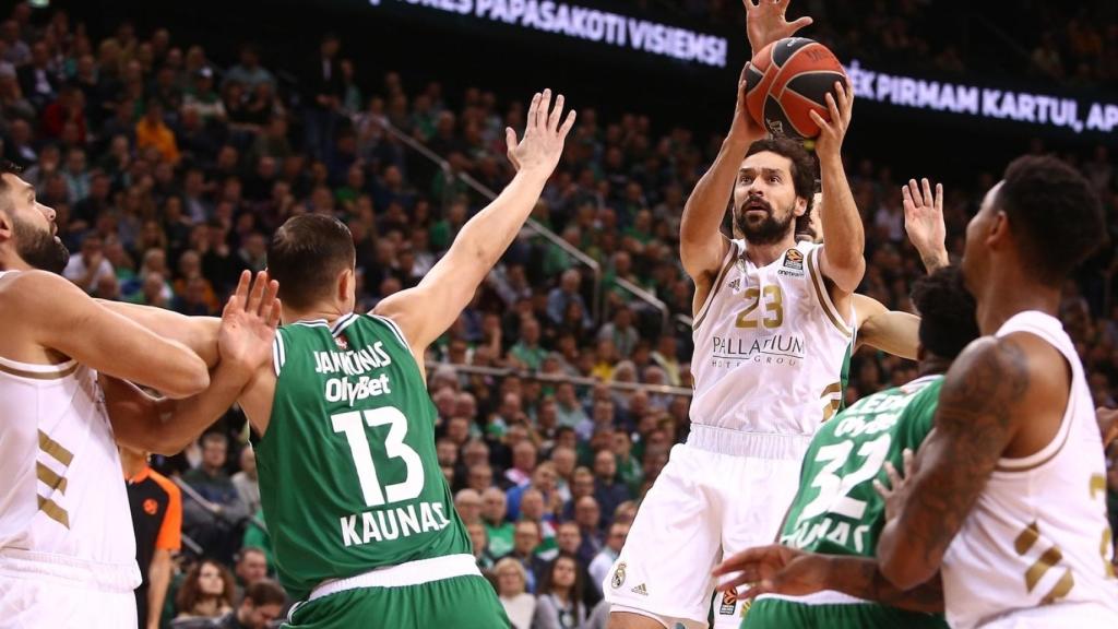 Sergio Llull lanza a canasta durante el partido entre el Real Madrid y el Zalgiris Kaunas de Euroliga