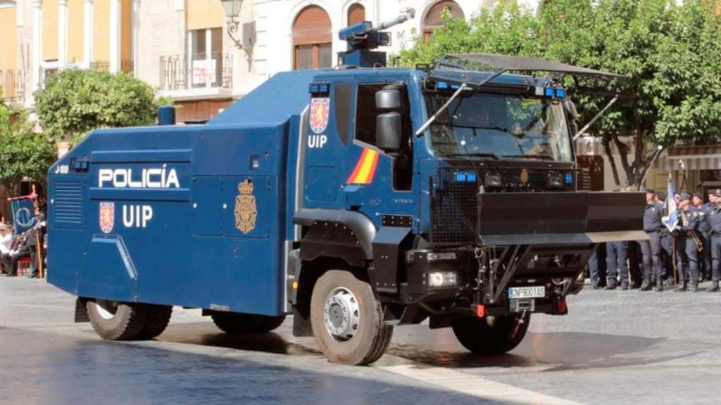 Tanqueta de agua enviada por la Policía Nacional a Cataluña.