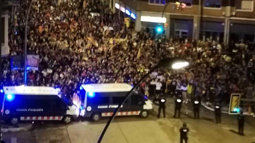 Imagen de la concentración independentista en Manresa frente al cuartel de la Guardia Civil.