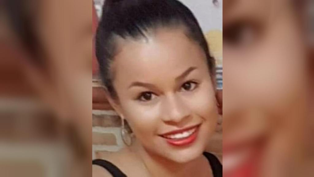 La joven fue asesinada junto a su marido y su hijo.