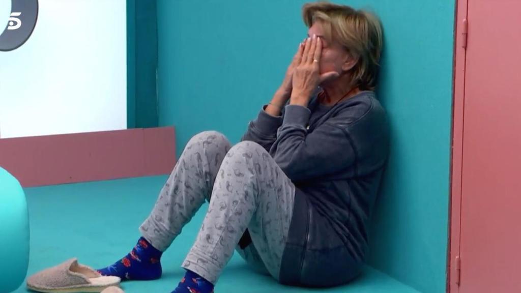 Mila, hundida en el confesionario.