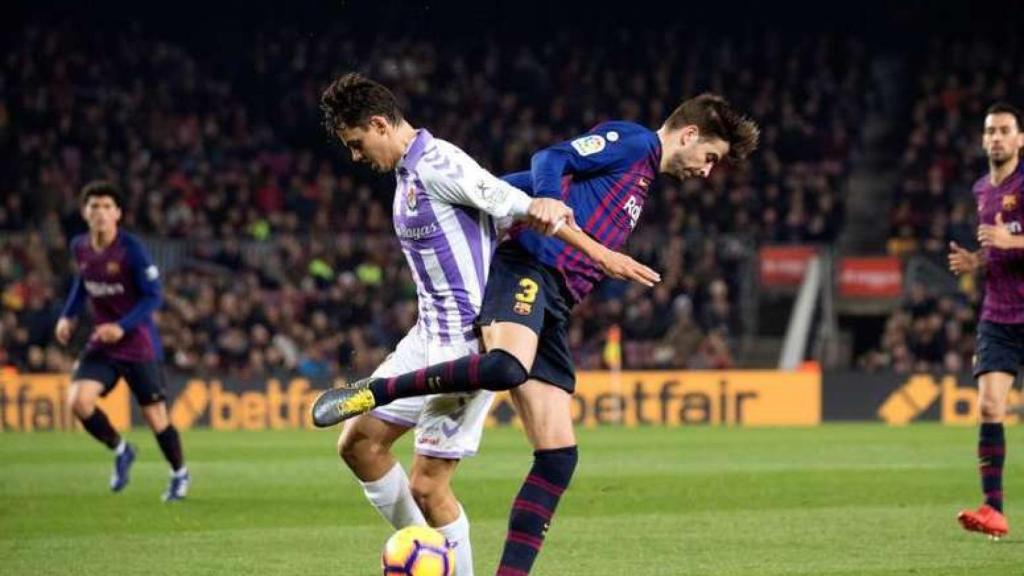 Piqué y Unal pugnan por un balón