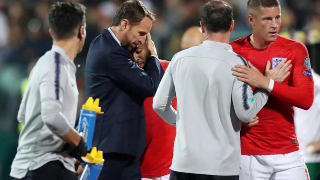 Southgate celebra la victoria con sus jugadores