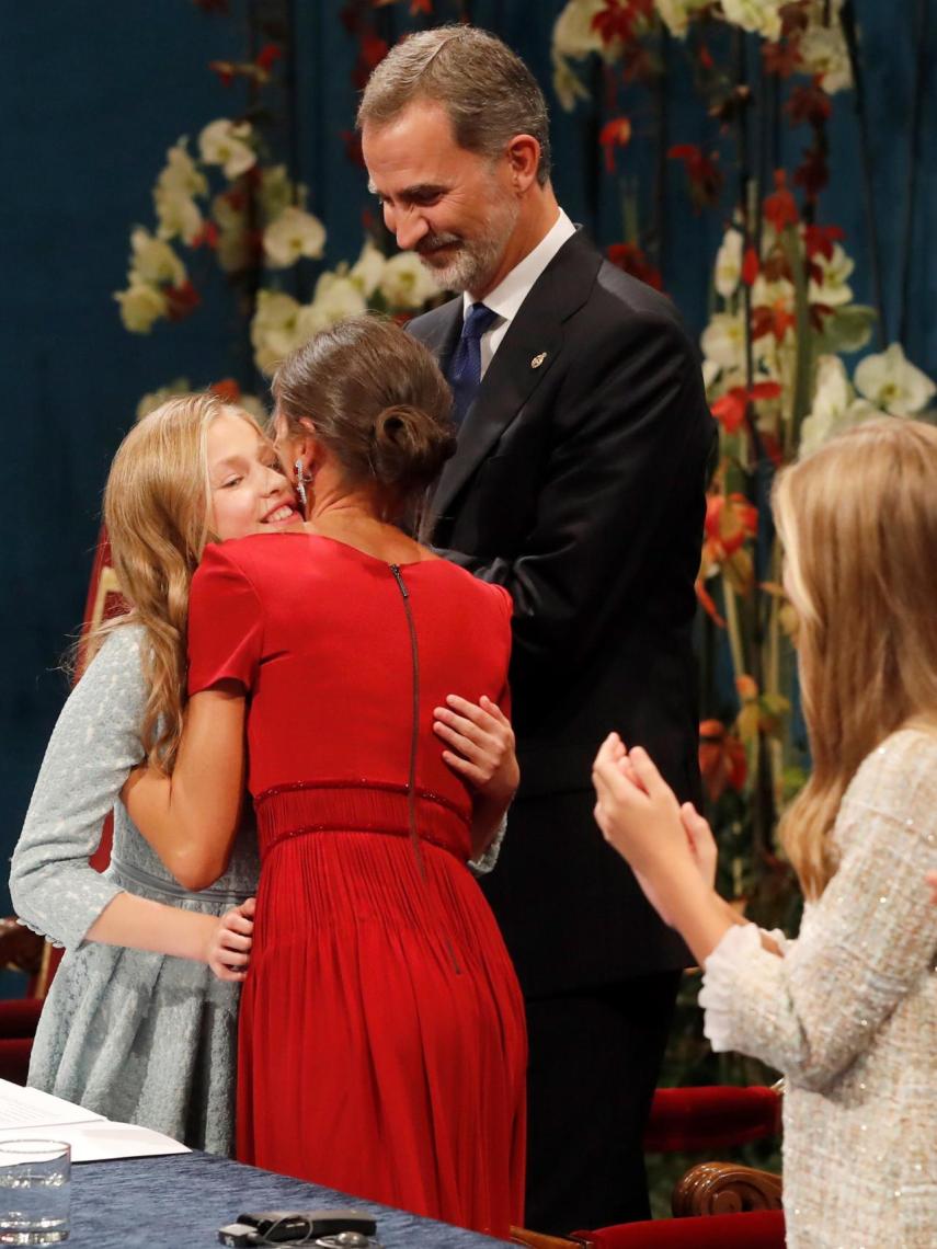 La reina Letizia felicitando a la princesa Leonor tras pronunciar su discurso.