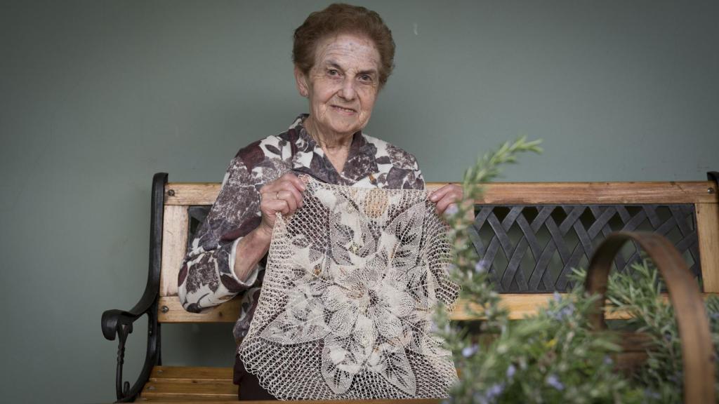 Chelo, con el tapete que le va a regalar a los reyes este sábado en Asiegu.