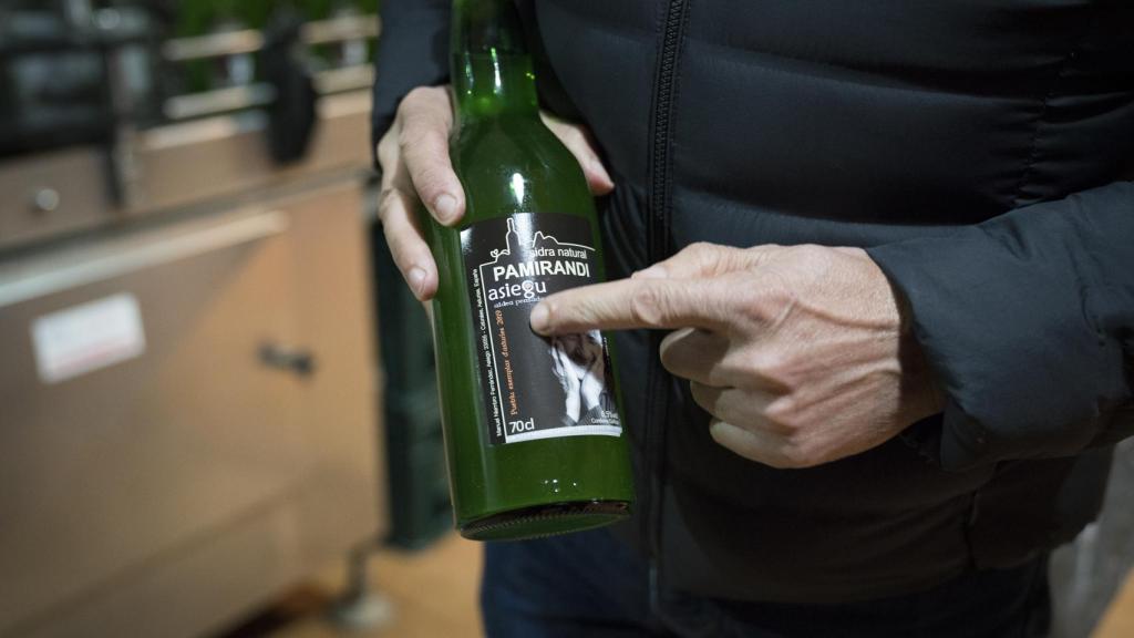 En Asiegu producen su propia sidra, que comercializan al pormenor.