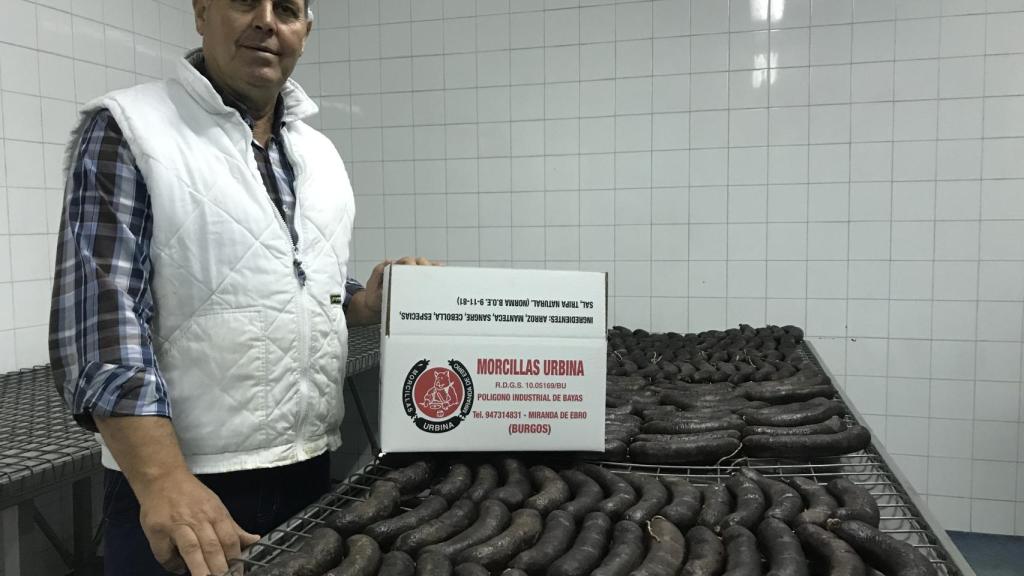 Valentín Urbina fabrica morcillas desde que tiene cinco años.
