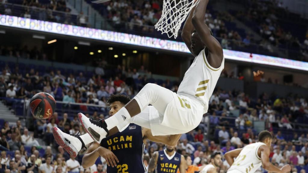 Garuba machacando el aro en el partido entre Real Madrid y UCAM Murcia en Liga Endesa