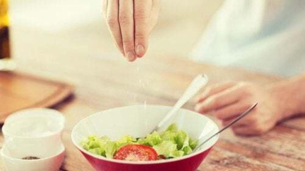 La joven fue obligada a comer varios bocadillos, ensalada y oreja.