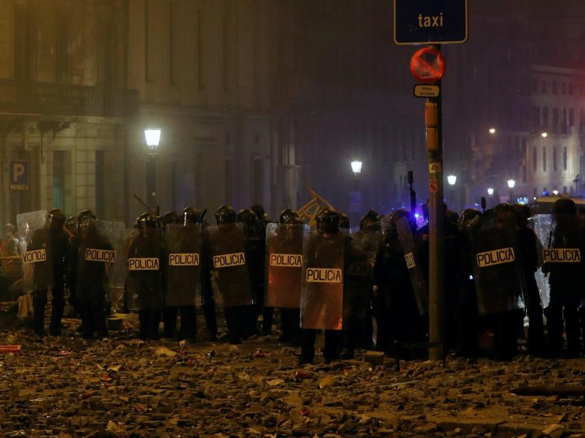 Los radicales separatistas lanzaron miles de trozos de acerado contra los agentes de la Policía Nacional.