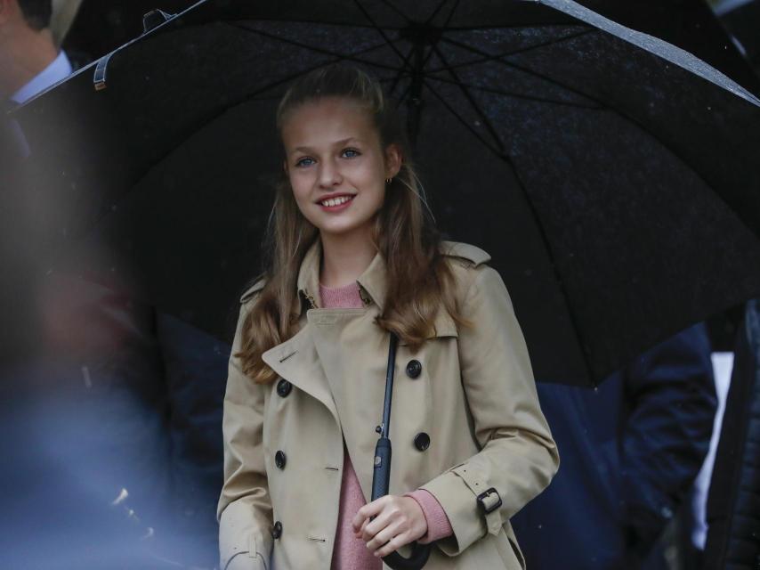 La princesa Leonor con el pelo ondulado y gabardina de Burberry.