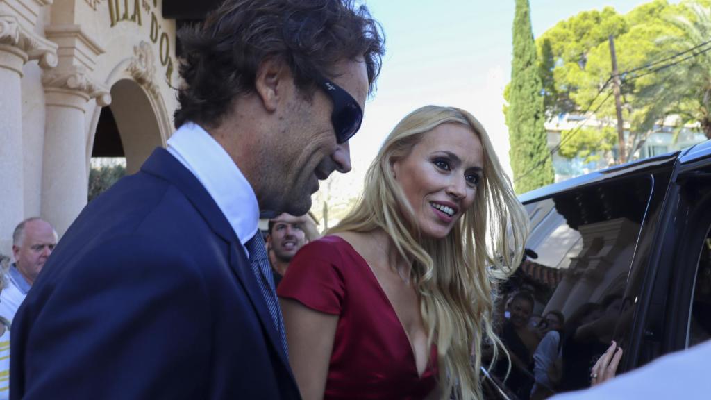 Carlos Moya y Carolina Cerezuela llegando a la boda de Rafa Nadal y Xisca Perelló.