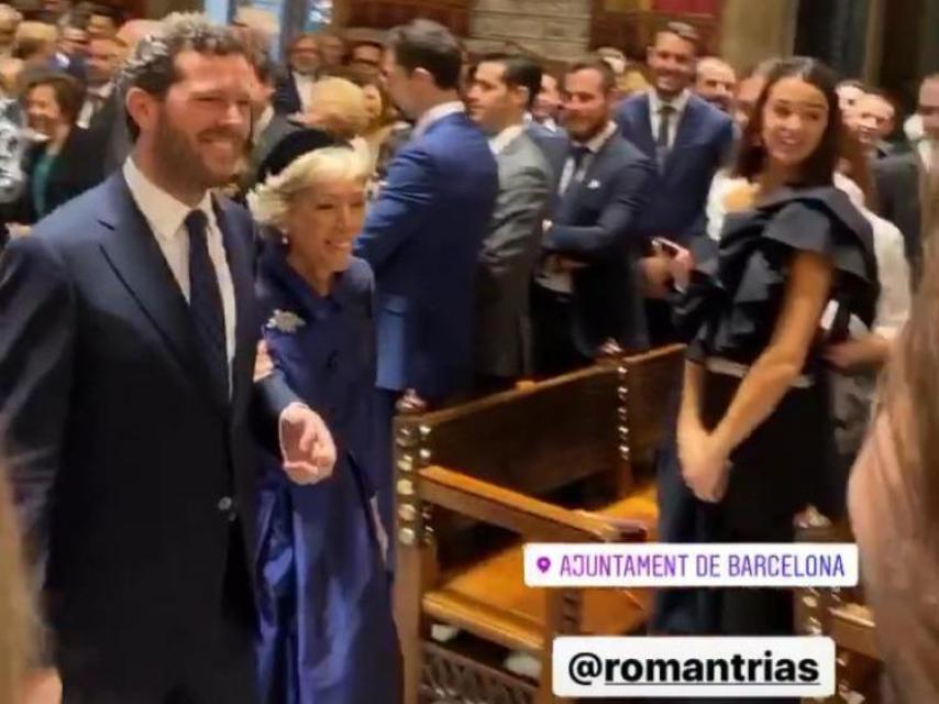 Roman Trias y su madre Puri Arraut en el Ayuntamiento de Barcelona.