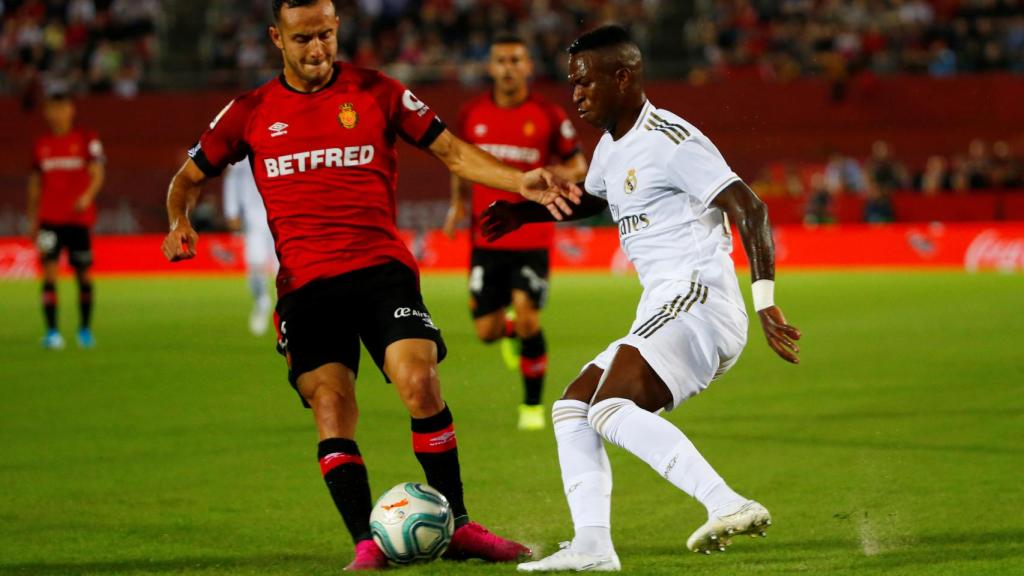 Joan Sastre roba el balón a Vinicius