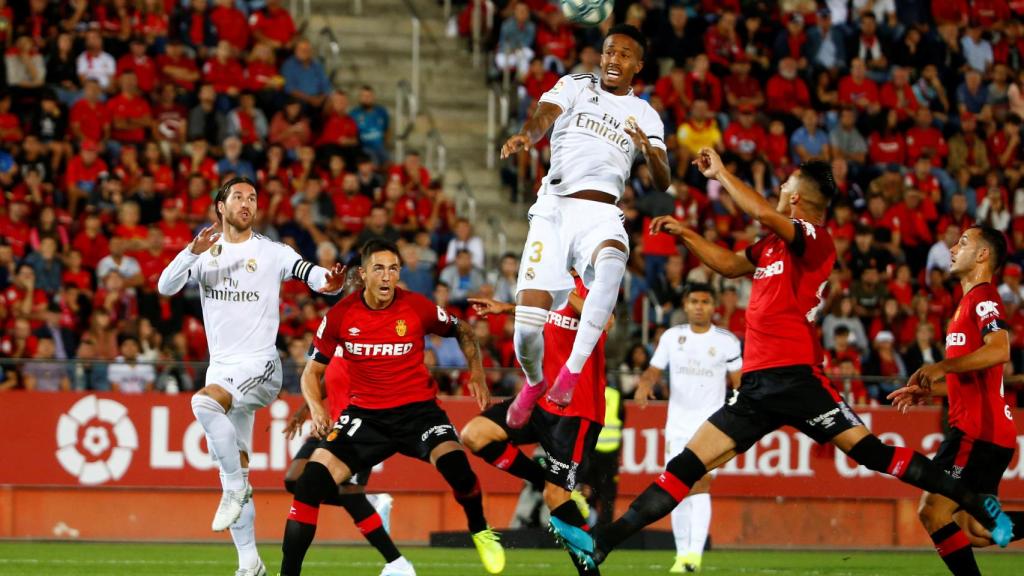 Eder Militao supera a todos y remata un balón con la cabeza