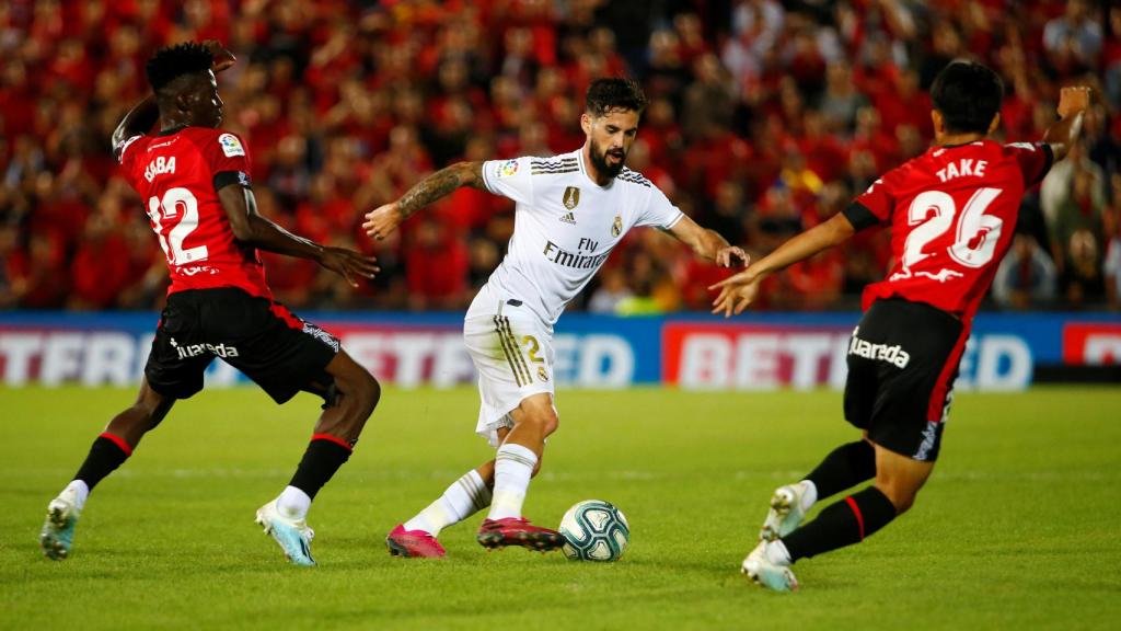 Isco Alarcón frente a Iddrisu Baba y Takefusa Kubo