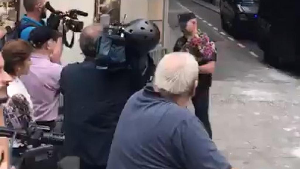 Los ciudadanos entregan flores a los policías.